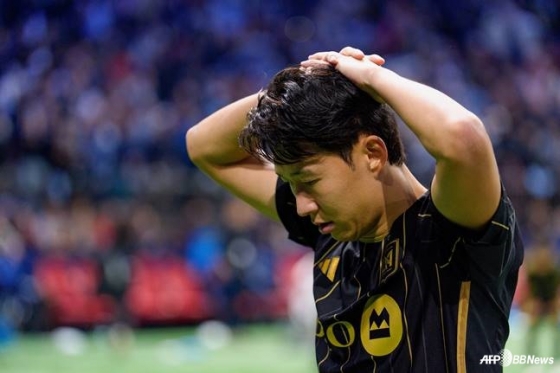 손흥민이 머리를 감싸쥐고 있다. /AFPBBNews=뉴스1