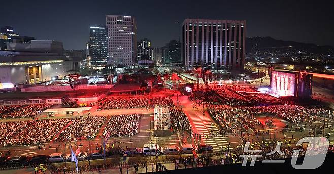 BTS(방탄소년단)이 지난 21일 오후 서울 광화문 광장에서 정규 5집 '아리랑(ARIRANG)' 앨범 발매를 기념해 컴백 무대를 선보이고 있다. 2026.3.21 ⓒ 뉴스1 사진공동취재단