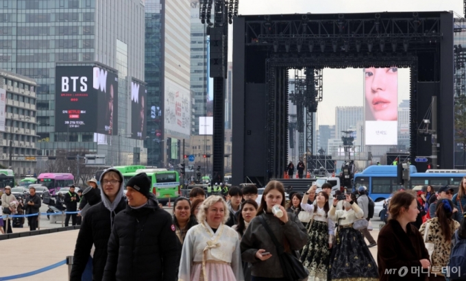 방탄소년단(BTS) 컴백 공연을 하루 앞둔 20일 서울 종로구 광화문광장에서 공연 준비가 한창인 가운데 관광객들이 오가고 있다. /사진=뉴시스