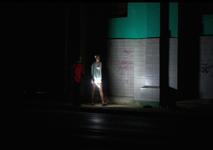 쿠바에서 전국 규모 정전이 일주일 사이에 두 차례나 발생하며 '에너지 위기'가 심화되고 있다. 사진은 쿠바 수도 하바나가 정전중인 가운데 시민들이 깜깜한 거리를 손전등을 들고 걷고 있는 모습./하바나=AP/뉴시스