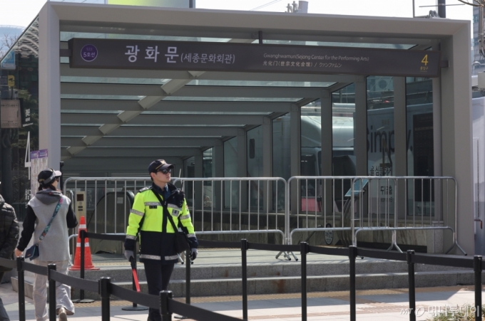 방탄소년단(BTS) 컴백 공연일인 21일 서울 광화문역 출입구가 통제되고 있다.  이날 5호선 광화문역은 오후 2∼10시, 3호선 경복궁역과 1·2호선 시청역은 오후 3∼10시 무정차 통과한다. 지하철을 이용하려면 근처 역으로 이동해야 한다. / 사진=뉴스1