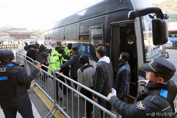 그룹 방탄소년단(BTS) 컴백 공연이 열리는 21일 오후 서울 중구 서울광장 인근에서 공연장 주변 결혼식 하객들이 경찰 기동대 버스에서 내려 핸드스캐너 검사를 받고 있다. 서울경찰청은 이날 오후 3시부터 4시까지 을지로3가역~한국프레스센터 구간에 기동대 버스를 투입해 하객 이동을 지원한다고 밝혔다. / 사진=뉴시스