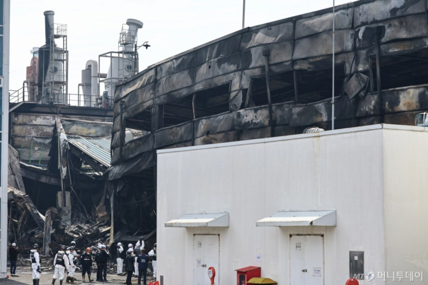 14명이 숨지고 60명이 다치는 등 74명의 사상자가 발생한 대전 대덕산업단지 자동차 부품 공장 화재 합동감식이 23일 진행될 예정이다. 사진은 대전 대덕구 자동차 부품 제조 공장에서 경찰, 소방, 안전보건공단 등 관계자들이 현장을 살펴보고 있는 모습. /사진=뉴스1.