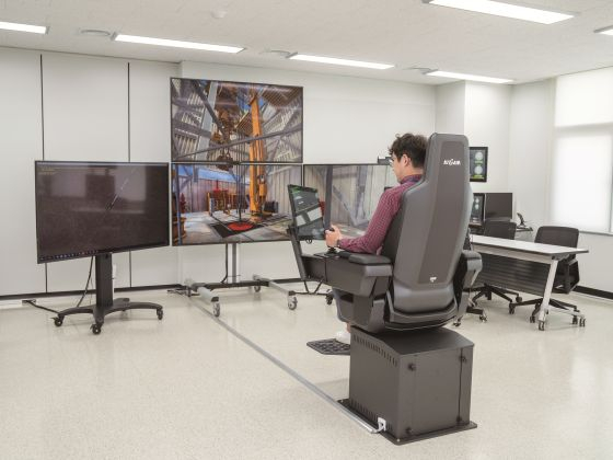 지질자원연구원 연구진이 육상 시추용 방향제어 추진체를 시연하고 있다/사진=지질자원연구원 