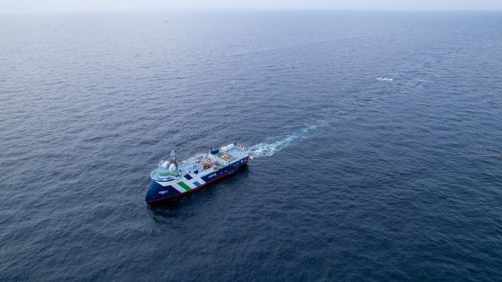 해양탄성파 탐사를 수행하고 있는 탐해3호의 모습/사진=한국지질자원연구원 