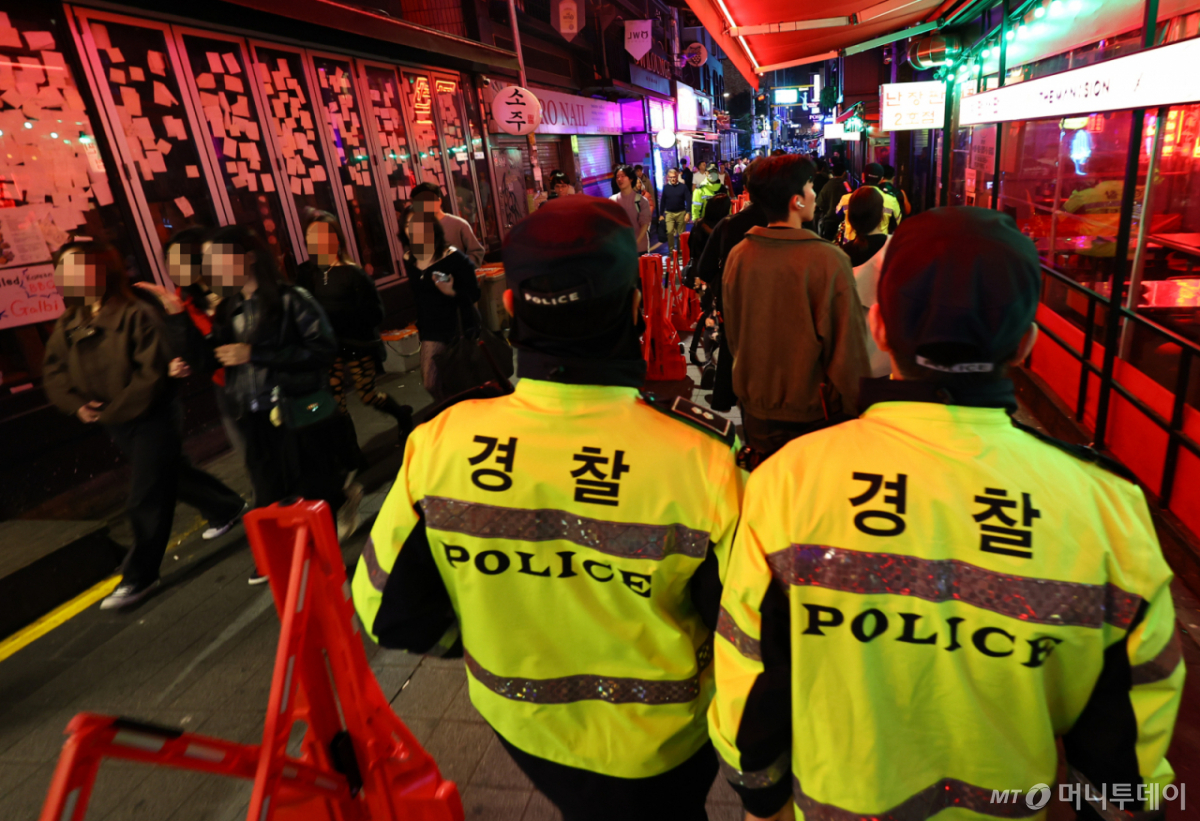  핼러윈 데이인 31일 서울 용산구 이태원을 찾은 시민들 사이로 경찰이 순찰을 돌고 있다./사진=뉴시스