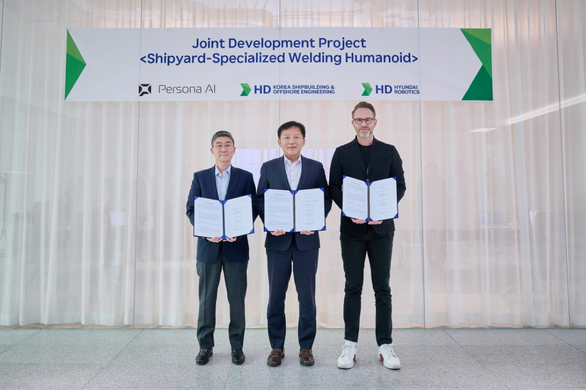 HD현대는 최근 '조선소 특화 용접용 휴머노이드의 실증 및 상용화를 위한 공동개발 협약'을 체결했다. 사진 왼쪽부터 HD현대로보틱스 송영훈 솔루션개발부문장, HD한국조선해양 이동주 제조혁신연구소 부문장, 페르소나 AI 닉 래드포드(Nicolaus Radford) CEO/사진=HD현대