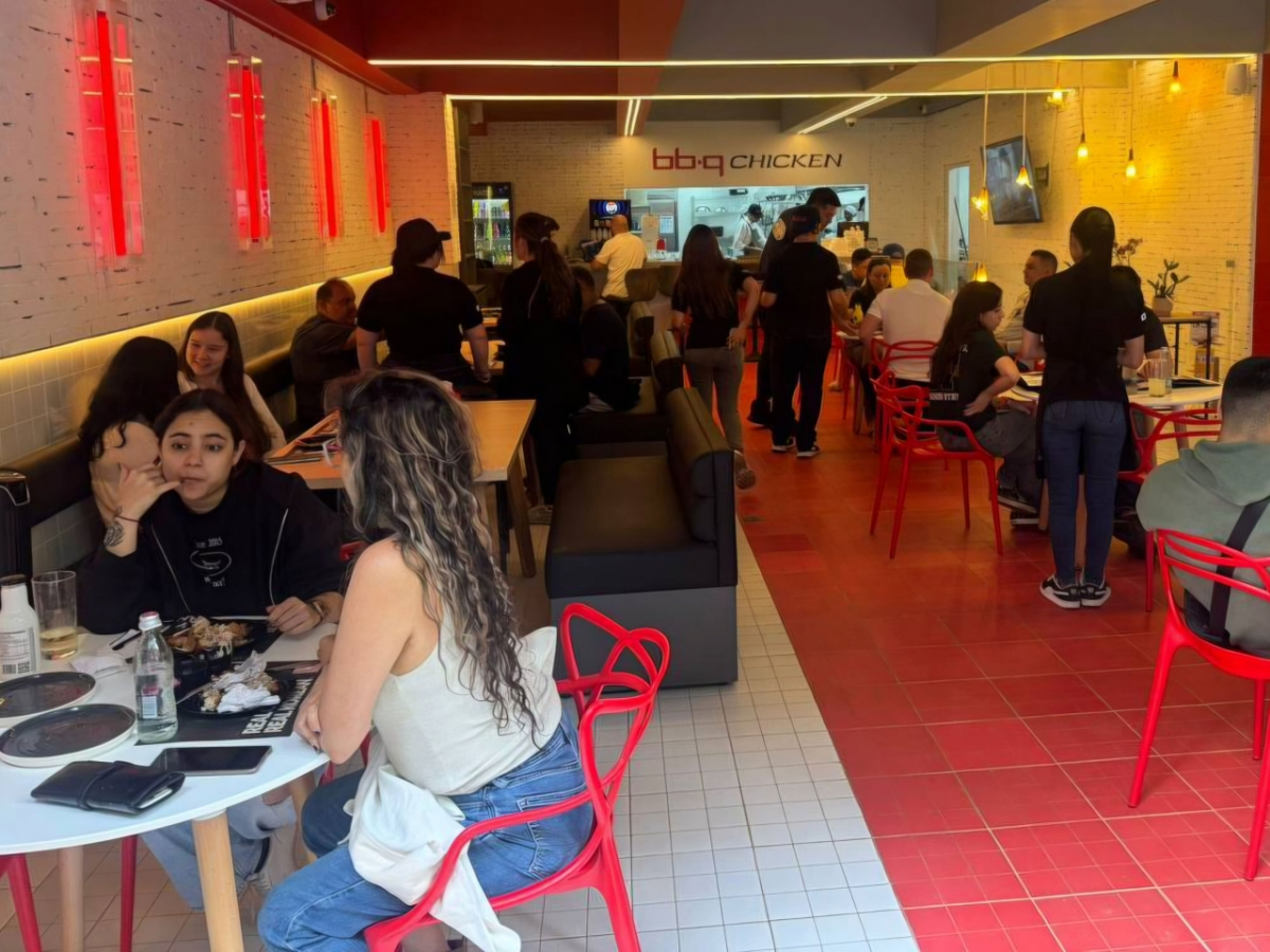 콜롬비아 메데진 프로벤사 지역에 오픈한 BBQ 남미 1 호점 'BBQ 프로벤사점' 내부 모습. /사진제공=제너시스BBQ