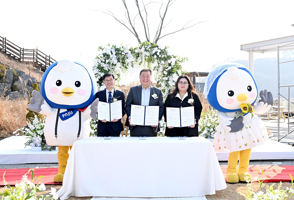 지난 20일 문을 연 파주 공공예식장 해스밀래 웨딩에서 김경일 파주시장을 비롯한 관계자들이 기념사진을 촬영하고 있다. /사진제공=파주시