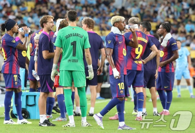 바르셀로나의 라민 야말(오른쪽에서 네 번째)이 2025년 8월 4일 대구스타디움에서 열린 대구FC와 '2025 FC바르셀로나 아시아투어' 경기 도중, 쿨링 브레이크 타임을 이용해 물을 마시고 있다. /사진=뉴스1