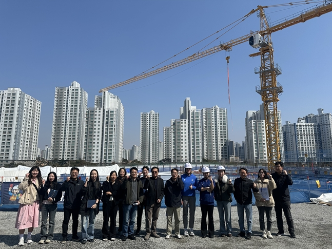 충남국제테니스장을 살핀 조정 방문단. /사진=충청 U대회 조직위원회