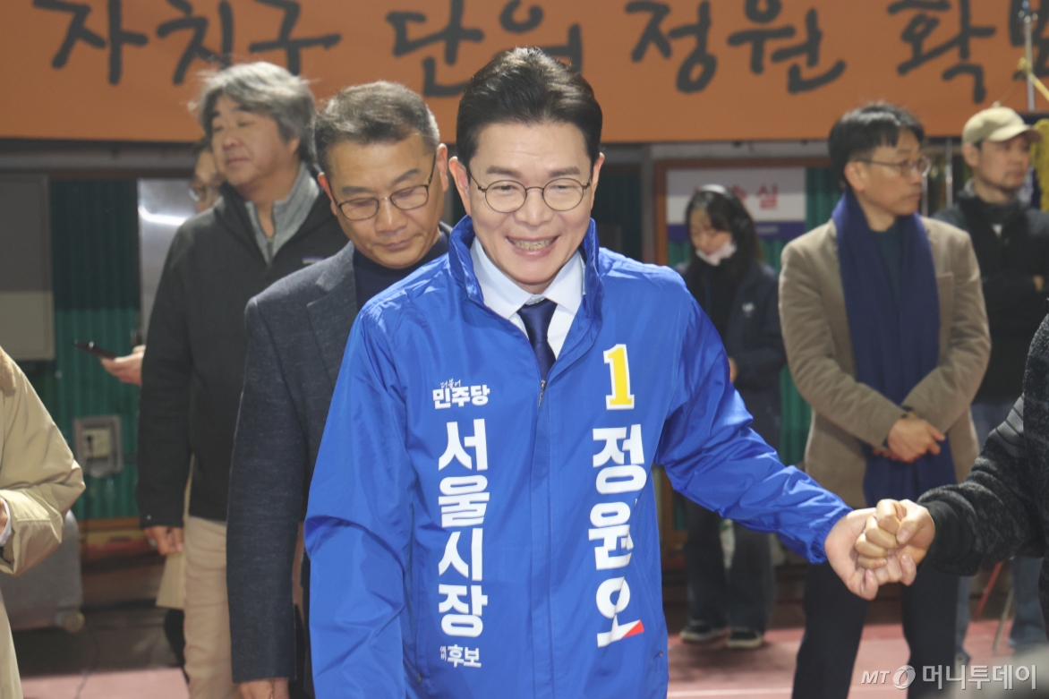 (서울=뉴스1) 이광호 기자 = 6·3 지방선거 더불어민주당 서울시장 예비경선 후보로 나선 정원오 전 성동구청장이19일 오전 서울 잠실학생체육관에서 열린 2026 서울시 환경공무관 한마음축제에서 참석자들과 인사나누고 있다. 2026.3.19/뉴스1 Copyright © 뉴스1. All rights reserved. 무단 전재 및 재배포, AI학습 이용 금지. /사진=(서울=뉴스1) 이광호 기자