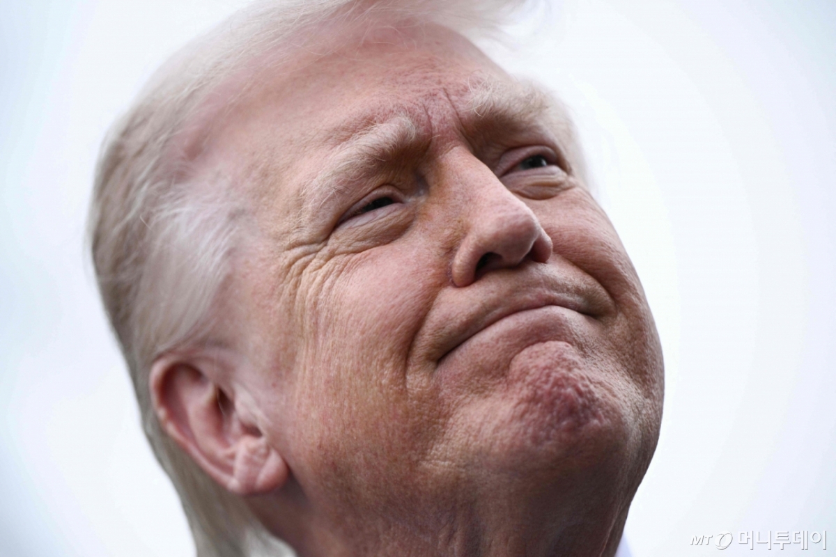 (워싱턴 AFP=뉴스1) 김경민 기자 = 도널드 트럼프 미국 대통령이 20일(현지시간) 워싱턴DC 백아고간에서 마러라고 자택으로 출발하기 전 기자들과 대화하고 있다. 2026.3.20 ⓒ AFP=뉴스1 Copyright © 뉴스1. All rights reserved. 무단 전재 및 재배포, AI학습 이용 금지. /사진=(워싱턴 AFP=뉴스1) 김경민 기자