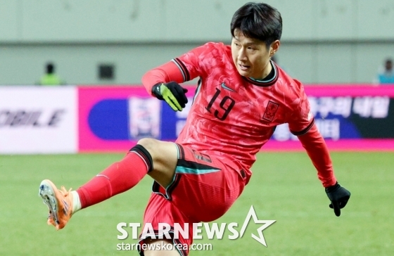 이강인이 왼발킥을 시도하고 있다. /사진=김진경 대기자