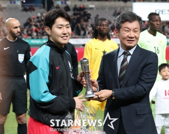 정몽규(오른쪽) 대한축구협회장과 이강인. /사진=김진경 대기자