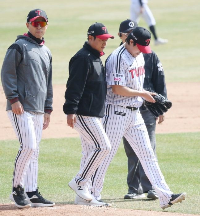 2026 신한 SOL Bank KBO리그 시범경기 LG 트윈스 대 키움 히어로즈 경기가 23일 서울 잠실야구장에서 열렸다.  LG 김진성이 7회초 무사 만루에서 키움 최주환이 날린 강습 타구에 맞은 후 교체되고 있다. /사진=김진경 대기자