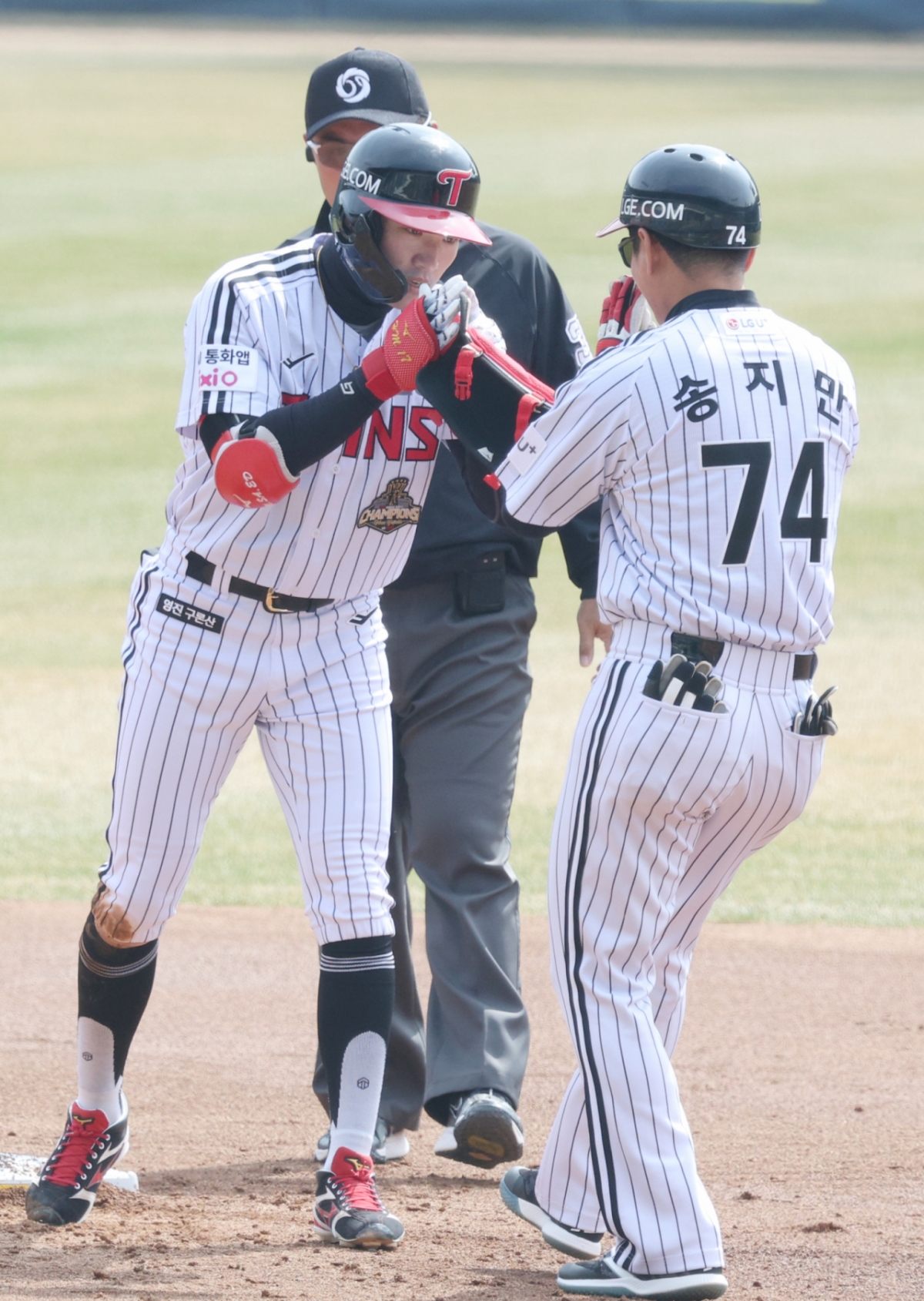 2026 신한 SOL Bank KBO리그 시범경기 LG 트윈스 대 키움 히어로즈 경기가 23일 서울 잠실야구장에서 열렸다.  LG 박해민(왼쪽)이 4회말 1사에서 좌월 2루타를 날리고 출루한 후 송지만 코치와 세리머니를 하고 있다. /사진=김진경 대기자