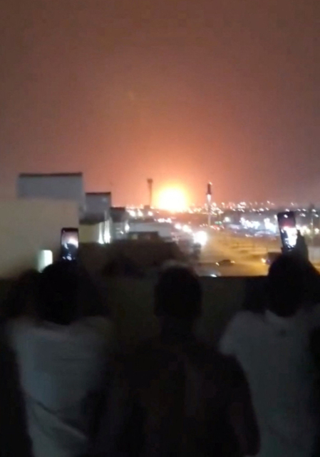 18일(현지시간) 사우디아라비아 국영석유기업 아람코 인근에서 불길이 치솟고 있다. /로이터=뉴스1