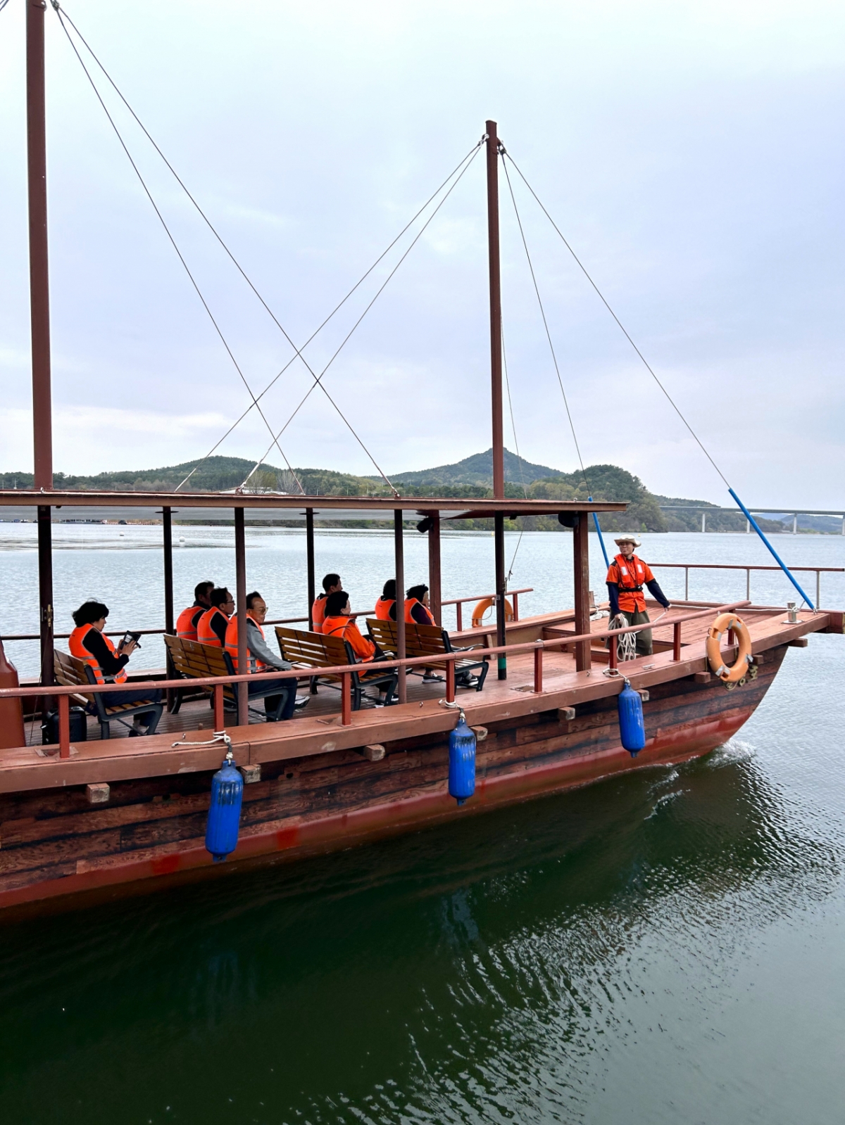 경북 의성군 단밀면 낙단보 인근에서 청년통신사선 '율정호'가 운항 중이다./사진제공=의성군 율정호 수상레저센터