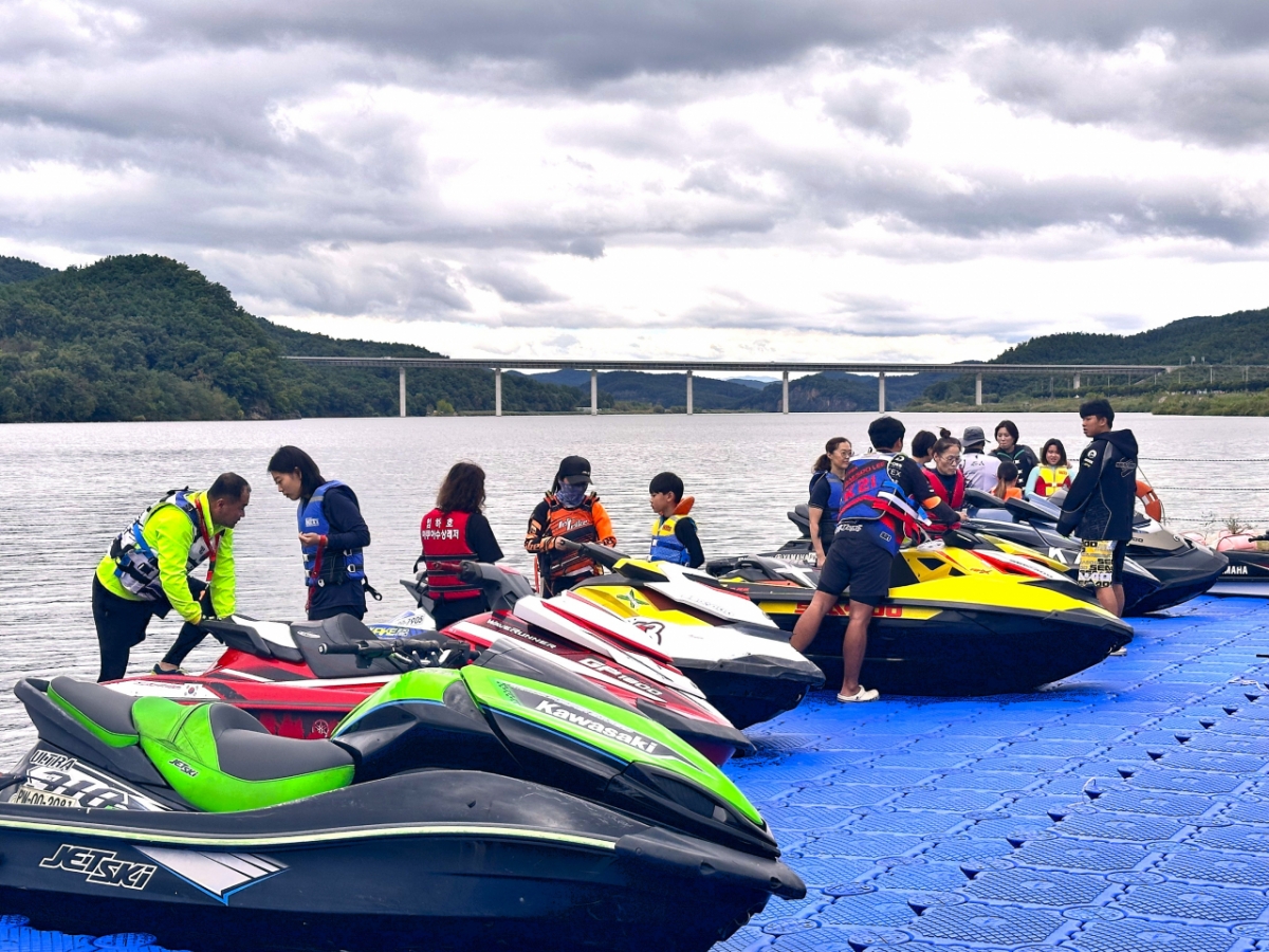경북 의성군 율정호 수상레저센터에서 제트스키 국가대표 출신인 이민 교수(안동과학대)가 학생들을 대상으로 제트스키 실기 수업을 진행하고 있다./사진제공=의성군 율정호 수상레저센터