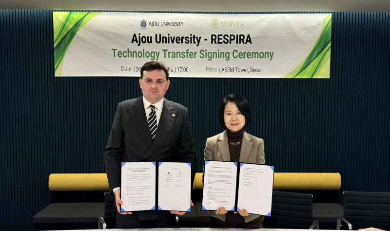 지난 19일 열린 아주대-레스피라 기술이전 협약식. 오른쪽이 정이숙 약학대학 교수./사진제공=아주대