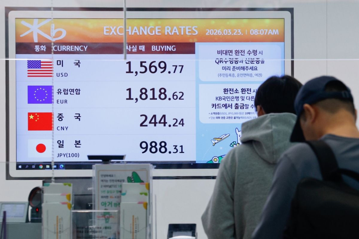 미국·이란 갈등이 고조되면서 원·달러 1500원대 환율이 이어지고 있는 23일 인천국제공항 환전소에서 여행객들이 환전을 하고 있다. /사진=뉴스1