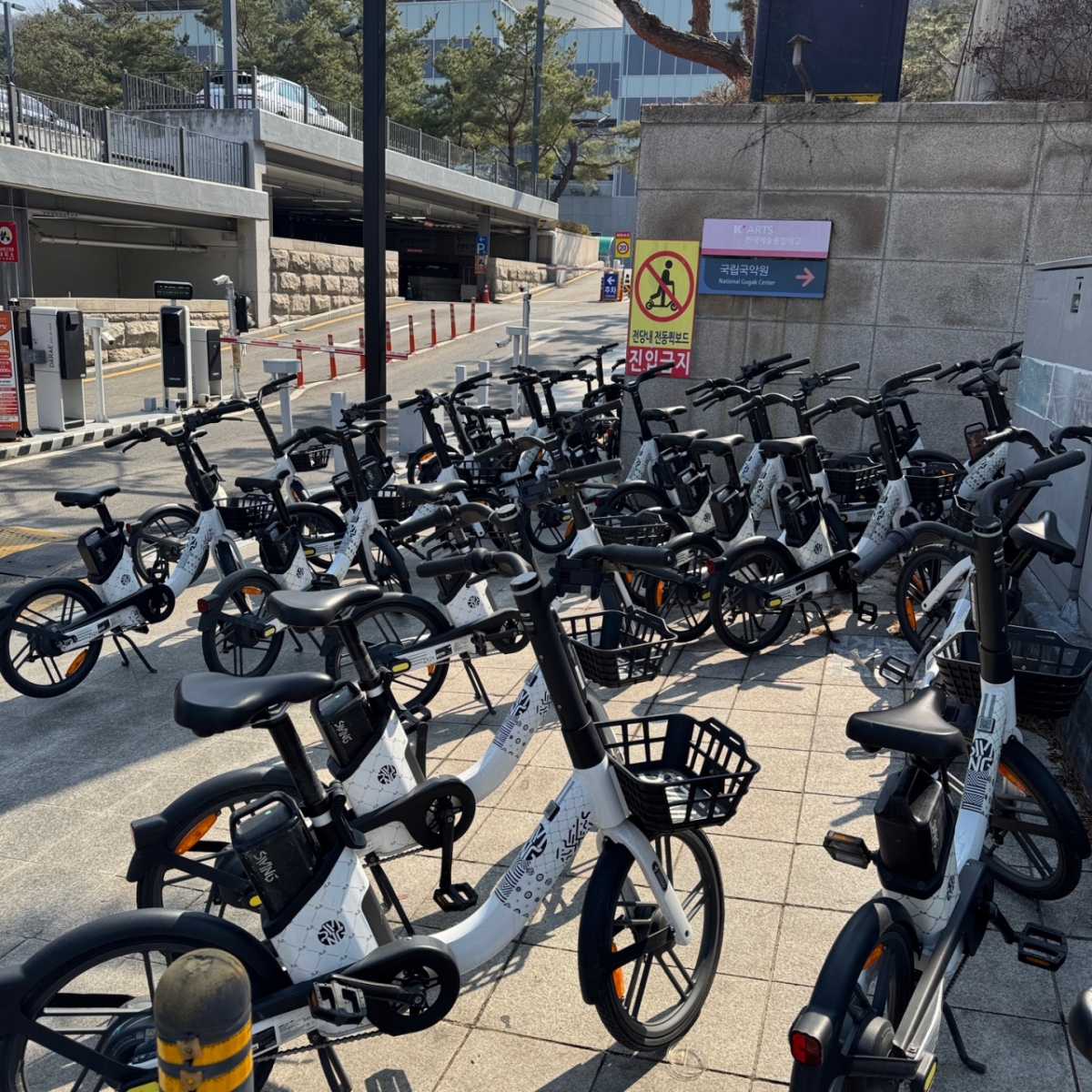 통행을 방해하고 있는 전기 자전거./사진제공=서울 서초구