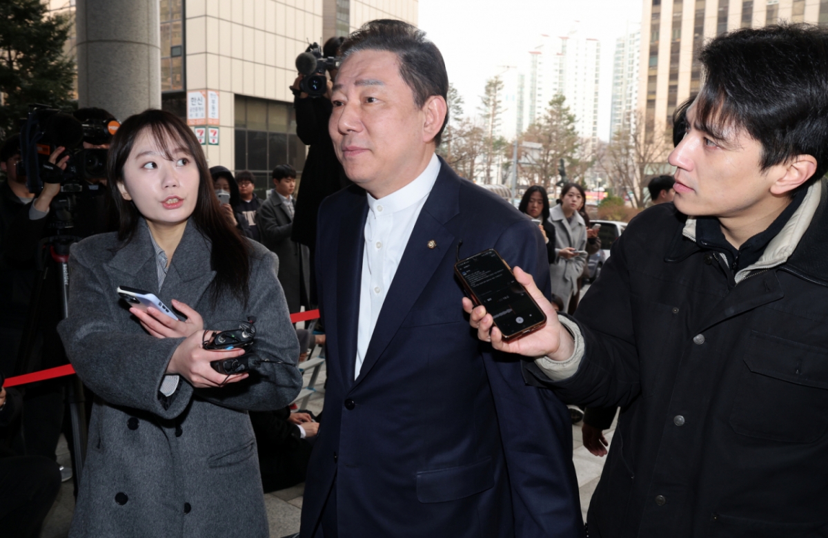 김병기 무소속 의원이 11일 오전 서울 마포구 서울경찰청 공공범죄수사대에 피의자 신분으로 3차 조사를 받기 위해 출석하고 있다./사진=뉴스1.