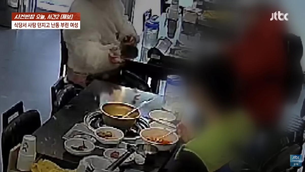 부산 한 식당을 찾은 여성 B씨가 옆 테이블 여성 손님에게 사탕을 던지는 모습. /사진=JTBC 사건반장 방송화면 캡처 