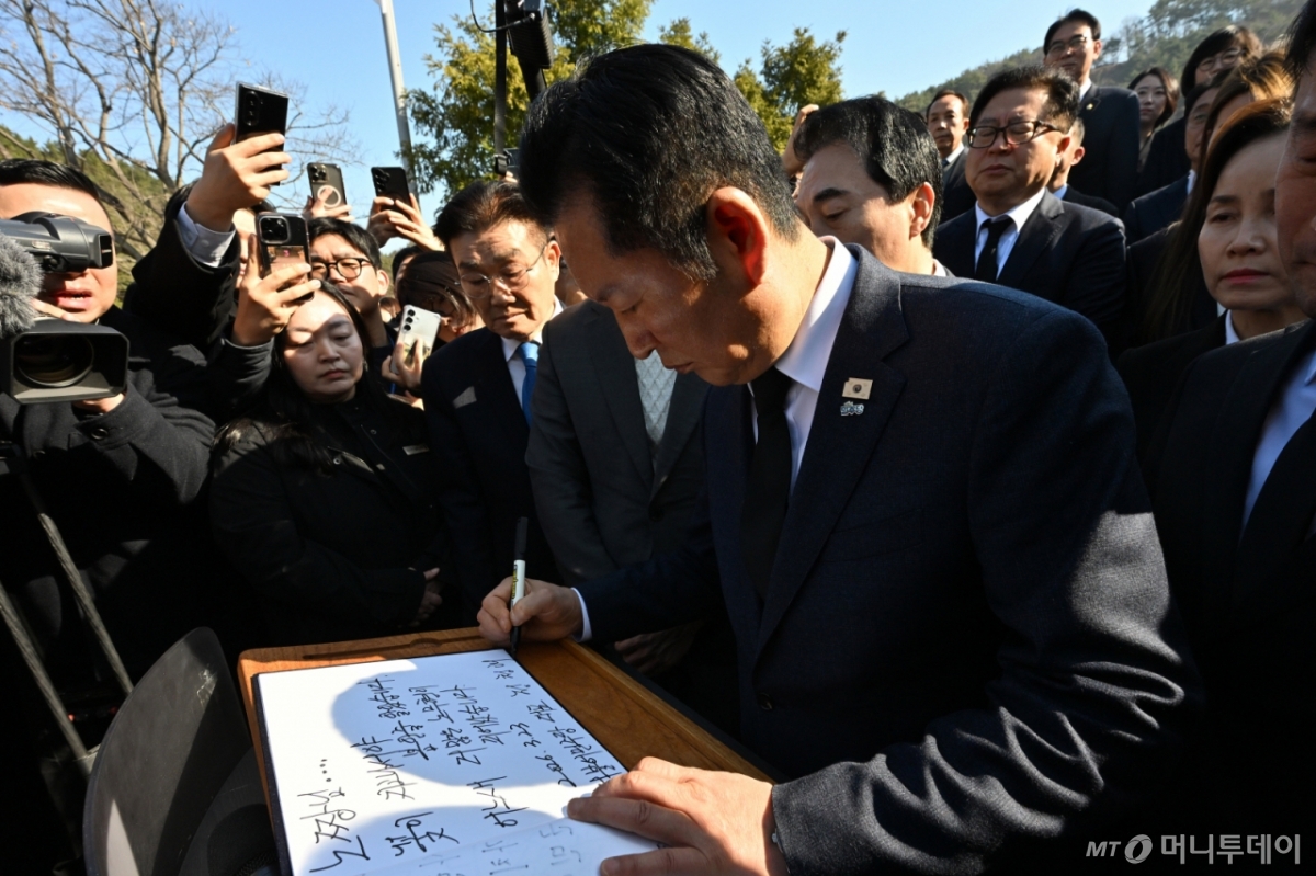 23일 오전 더불어민주당 정청래 대표가 경남 김해시 봉하마을 고 노무현 전 대통령 묘역을 찾아 참배를 마친 후 방명록을 작성하고 있다/사진=뉴시스