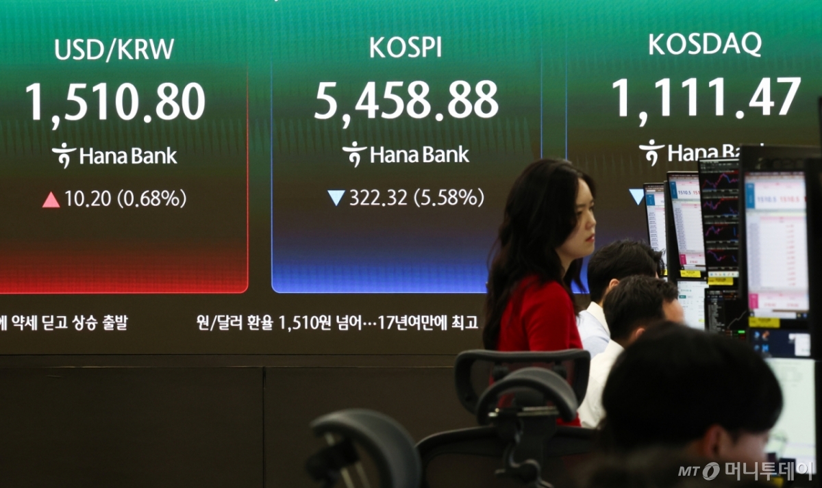 (서울=뉴스1) 최지환 기자 = 23일 오전 서울 중구 하나은행 딜링룸 전광판에 원·달러 환율이 1510.8원을 기록하고 있다. 원·달러이 1510원을 넘은 것은 지난 2009년 글로벌 금융위기 이후 17년 만이다. 2026.3.23/뉴스1 Copyright © 뉴스1. All rights reserved. 무단 전재 및 재배포, AI학습 이용 금지. /사진=(서울=뉴스1) 최지환 기자