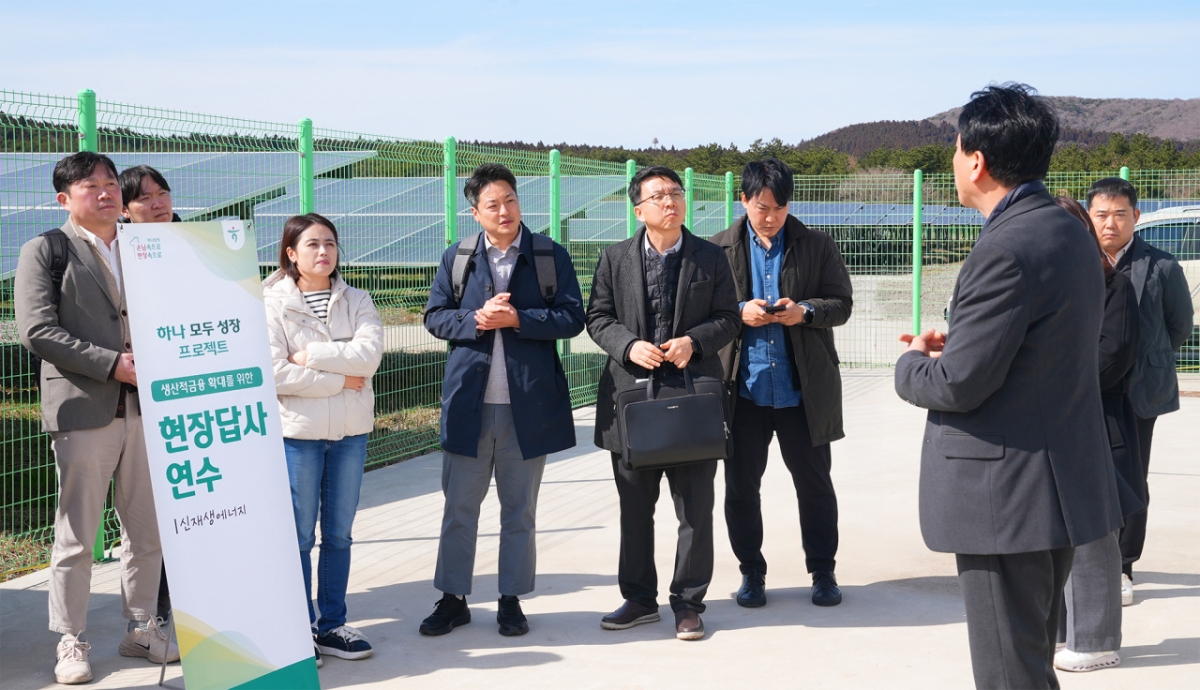 하나은행은 지난 20일 제주도 일대의 신재생에너지 발전단지를 방문해 생산적 금융 실행력 강화를 위한 '국가 첨단전략산업 현장연수'를 실시했다. 하나은행 심사역과 기업금융전문역(RM) 직원들이 제주도 서귀포시 소재 가시리태양광발전소에서 사업구조에 대한 설명을 듣고 있다. /사진제공=하나은행