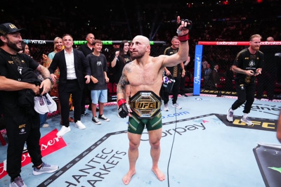 알렉산더 볼카노프스키가 챔피언 벨트를 허리에 두른 채 포즈를 취하고 있다. /사진=UFC 공식 사회관계망서비스(SNS)