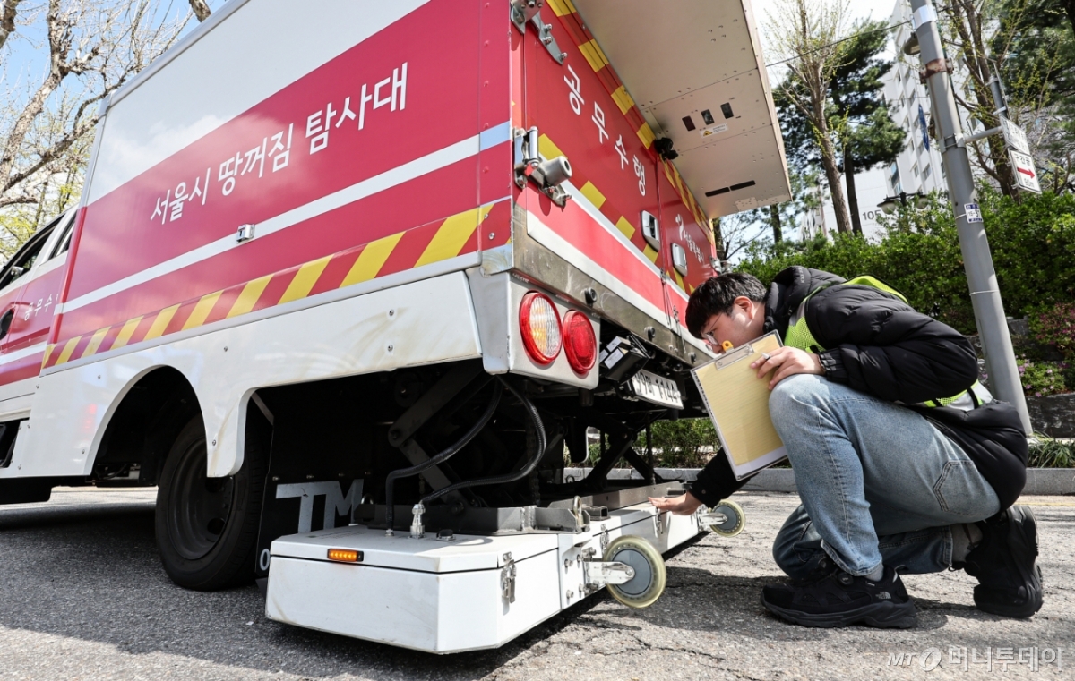 서울 시내 한 도로에서 서울시 재난안전실 도로관리과 직원들이 땅꺼짐 탐사대 차량에 실린 장비를 점검하고 있다. 서울시는 최근 강동구 명일동 땅 꺼짐, 광명 신안산선 공사장 붕괴사고가 발생하면서 대규모 지하 굴착 공사장과 주변에 대해 지표투과레이더 탐사를 집중 실시해 지반침하 안전관리를 강화하는 특별대책을 추진한다고 밝혔다. 2025.4.15/뉴스1 /사진=(서울=뉴스1) 김도우 기자