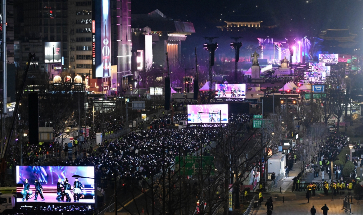 방탄소년단(BTS)이 21일 서울 종로구 광화문광장에서 컴백을 기념해 'BTS 컴백 라이브 : 아리랑' 공연을 선보이고 있다./사진=뉴시스