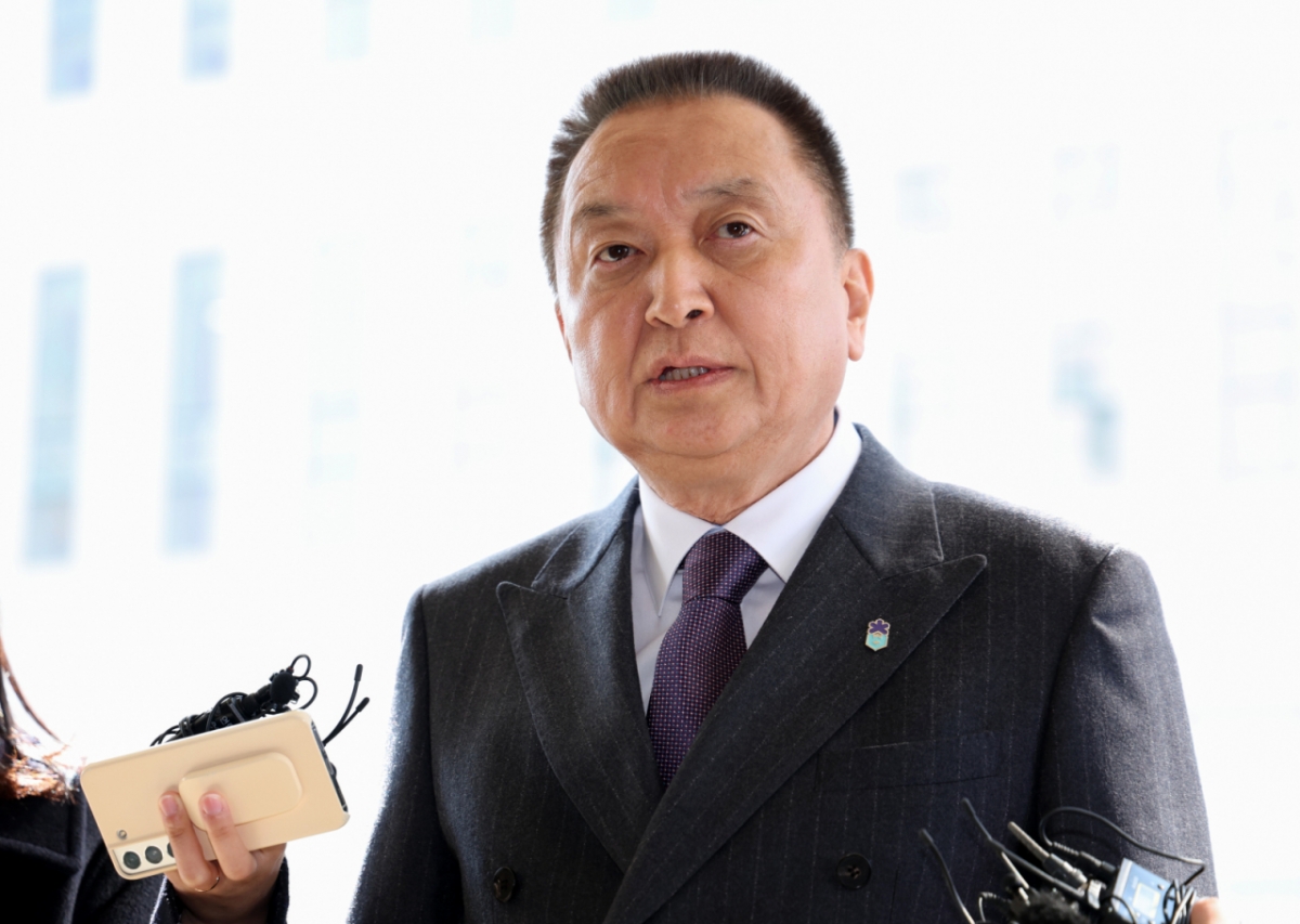 김영환 충북도지사가 23일 서울 양천구 서울남부지방법원에서 자신을 6·3 지방선거 공천에서 배제(컷오프)한 국민의힘 공천관리위원회 결정 효력을 정지해달라며 낸 가처분 신청 심문에 출석하기 앞서 취재진의 질문에 답하고 있다. /사진=뉴시스.