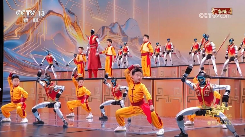 지난 2월 16일 CCTV에서 방송된 춘완의 무봇 공연에서 유니트리 로봇들이 인간들과 함께 집단 무술을 하고 있다/사진=CCTV 갈무리