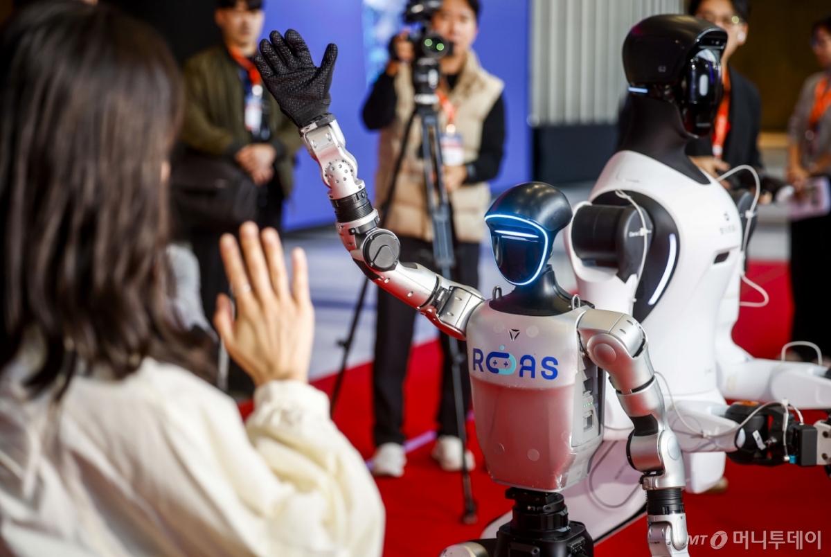 [서울=뉴시스] 정병혁 기자 = 4일 서울 강남구 코엑스에서 열린 2026 스마트공장·자동화산업전에서 직원이 유니트리의 휴머노이드 로봇 G1과 인사를 나누고 있다. 2026.03.04. jhope@newsis.com /사진=정병혁
