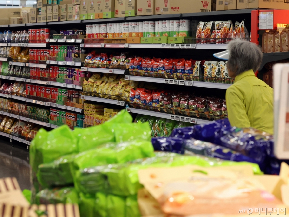 (서울=뉴스1) 황기선 기자 = 16일 서울시내 한 대형마트에 과자가 진열돼 있다. 정부가 식품업계와 협력을 통해 식용유·라면에 이어 과자·아이스크림을 가격 인하 대상으로 검토하고 있다. 업계에 따르면 정부는 지난 4~5일 식용유·라면 업계를 대상으로 비공개 간담회를 진행, 이어 양산빵·과자·아이스크림 업계 등과 간담회를 이어갈 계획이다. 2026.3.16/뉴스1 Copyright © 뉴스1. All rights reserved. 무단 전재 및 재배포, AI학습 이용 금지. /사진=(서울=뉴스1) 황기선 기자