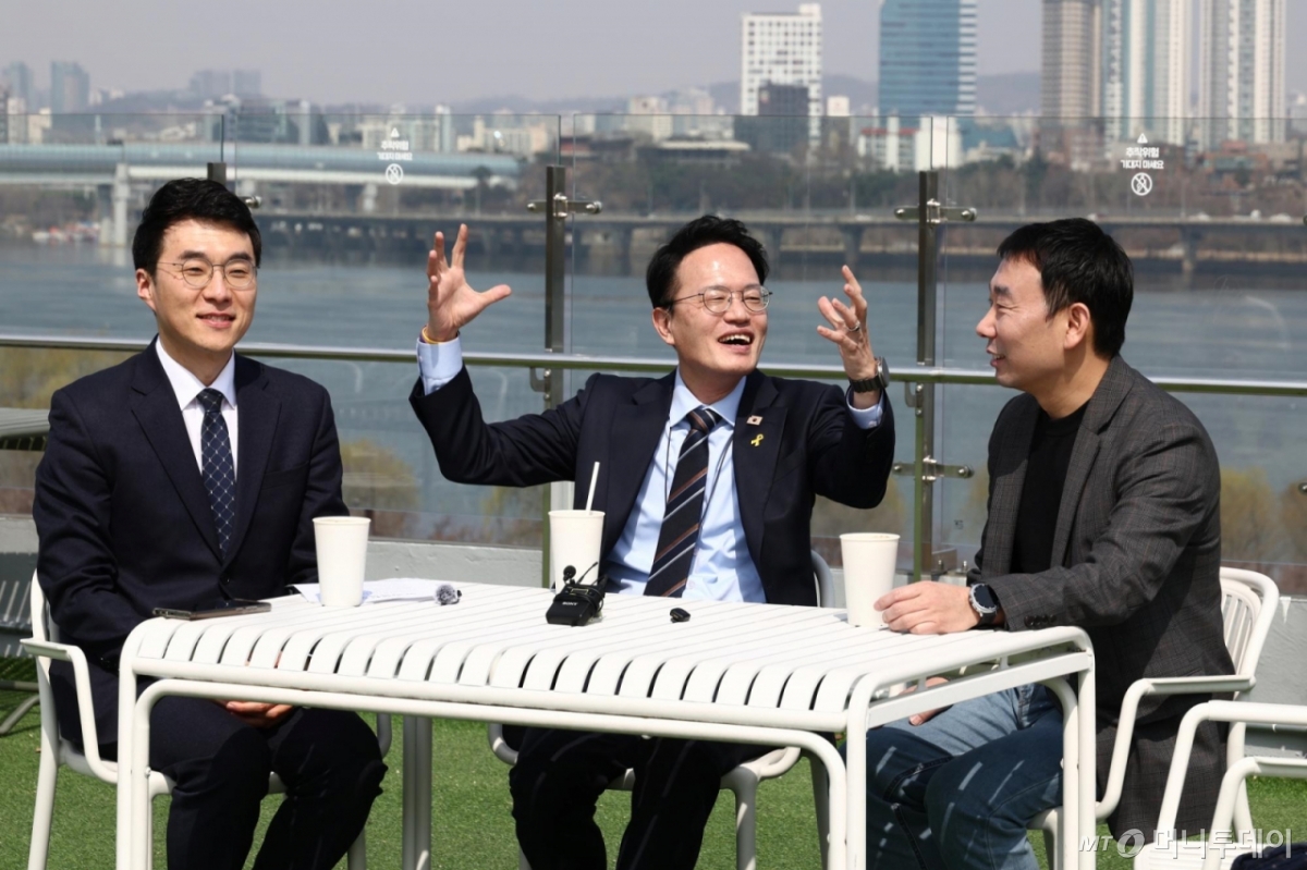 [서울=뉴시스] 고승민 기자 = 박주민(가운데) 더불어민주당 서울시장 예비후보와 김용민(오른쪽) 의원, 김남국 대변인이 23일 서울 여의도 국회 강변서재에서 티타임을 갖고 대화하고 있다. 2026.03.23. kkssmm99@newsis.com /사진=고승민