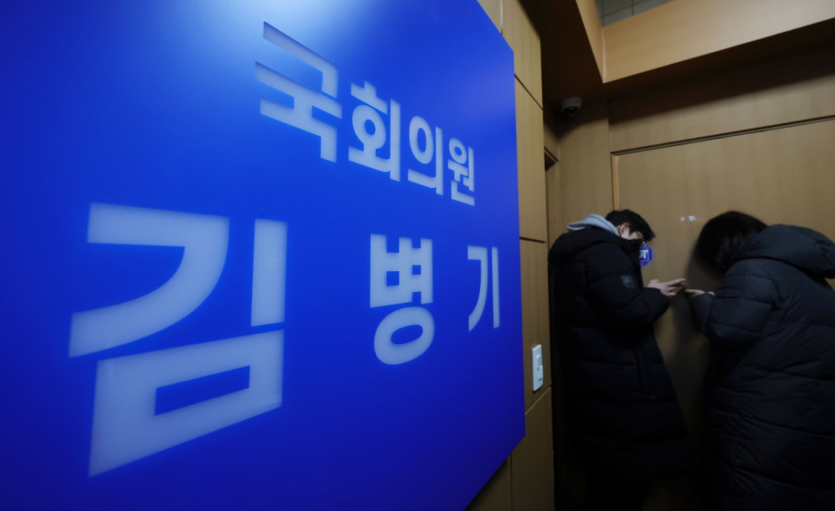  서울경찰청 공공범죄수사대가 1월14일 정치자금법 위반 등 혐의를 받는 김병기 더불어민주당 의원의 서울 동작구 상도동 지역구 사무실에서 압수수색하고 있는 가운데 취재진들이 대기하고 있다./사진=뉴시스.