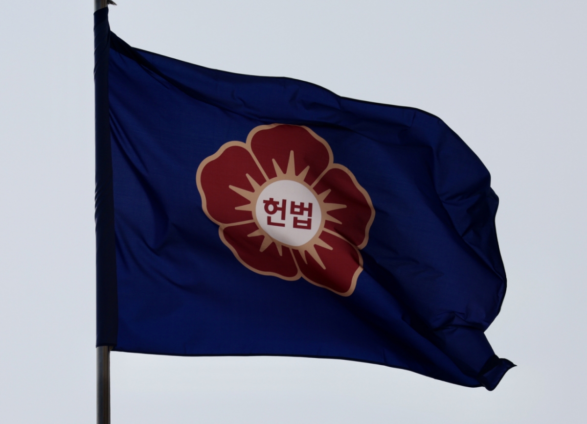 서울 종로구 헌법재판소에서 깃발이 바람에 휘날리고 있다./사진=뉴시스