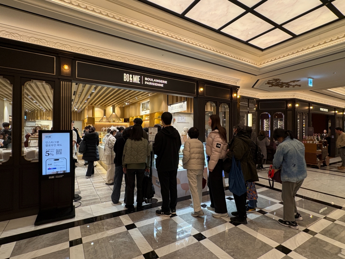 지난 20일 서울 서초구 신세계백화점 보앤미에 들어가려고 하는 사람들이 줄을 지어 서 있는 모습/사진=신세계푸드