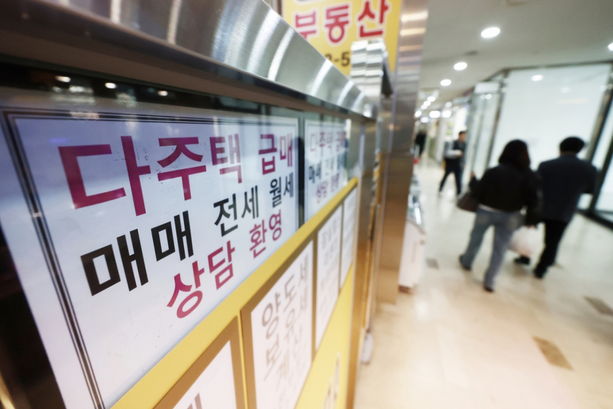 (서울=뉴스1) 김민지 기자 = 이재명 대통령이 부동산 정책 수립 과정에서 다주택자나 부동산 과다 보유 공직자를 배제하겠다는 입장을 밝힌 22일 서울 시내 부동산에 다주택자 급매 상담 안내문이 붙어 있다.   이날 이 대통령은 엑스(X)를 통해 "주택과 부동산 정책의 논의·입안·보고·결재 과정에서 다주택자와 비거주 고가 주택 소유자, 부동산 과다보유자를 배제하도록 청와대와 내각에 지시했다"고 밝혔다. 2026.3.22/뉴스1  Copyright © 뉴스1. All rights reserved. 무단 전재 및 재배포,  AI학습 이용 금지. /사진=(서울=뉴스1) 김민지 기자