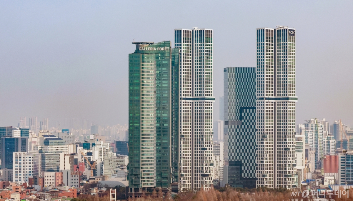 (서울=뉴스1) 이호윤 기자 = 17일 국토교통부가 발표한 1월 1일 기준 공동주택 약 1585만 가구의 공시가격 올해 전국 평균 상승률은 9.16%로 2022년(17.20%) 이후 가장 높은 수준을 기록했다. 특히 서울은 18.67% 급등하며 전국 시도 중 유일하게 평균을 크게 웃돌았다. 서울 전체 상승률중 강남 3구(서초·강남·송파) 한강벨트 지역이 공시가 상승률 24.7%로 특히 성동구는 29.04% 폭등하며 서울 내 최고 상승률을 기록했다. 이어 강남(26.05%), 송파(25.49%), 양천(24.08%), 용산(23.63%) 등이 20%를 넘겼다. 사진은 이날 성동구 아파트 단지의 모습. 2026.3.17/뉴스1  Copyright © 뉴스1. All rights reserved. 무단 전재 및 재배포,  AI학습 이용 금지. /사진=(서울=뉴스1) 이호윤 기자