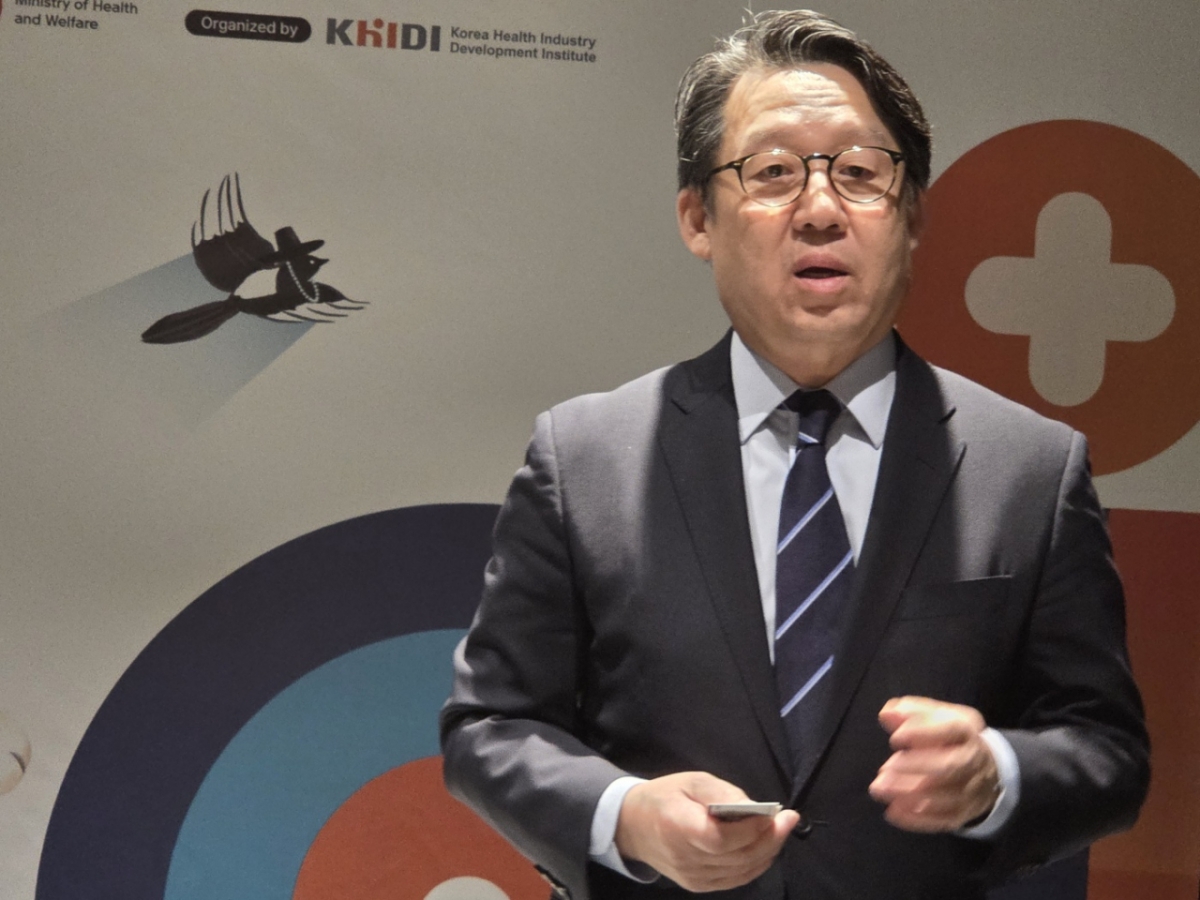 원준희 웨일 코넬 의과대학 비뇨의학과 교수(전 재미한인의사협회장)이 지난 20일 서울 코엑스에서 열린 '메디컬 코리아 2026' 미디어인터뷰에서 의료 인공지능(AI)에 대해 이야기하고 있다./사진=박정렬 기자