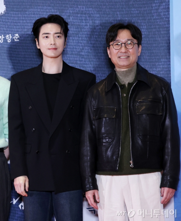 배우 이준혁과 장항준 감독이 지난 1월27일 서울 송파구 롯데시네마 월드타워에서 진행된 영화 '왕과 사는 남자' VIP 시사회 포토월에 참석해 포즈를 취하고 있다. /사진=머니투데이 DB