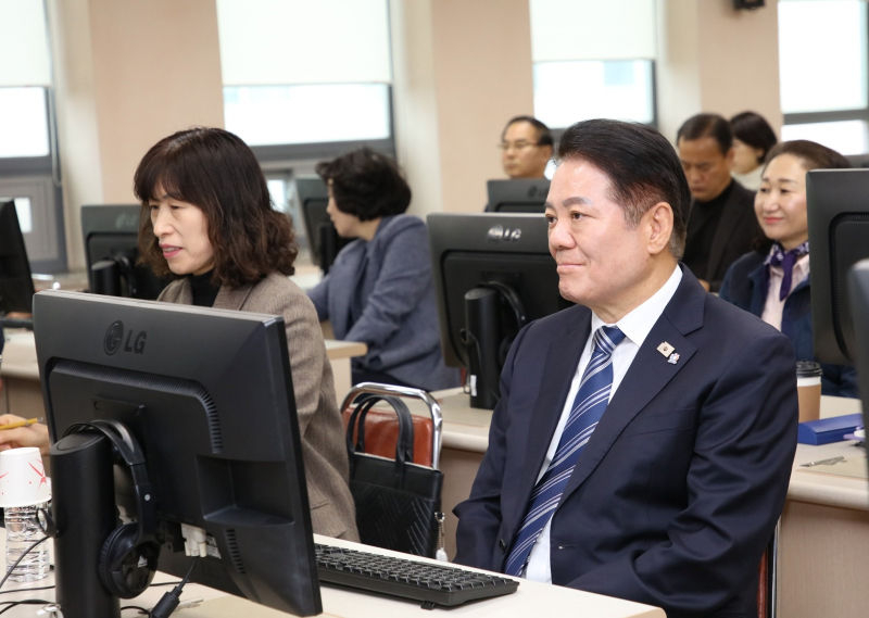 최대호 안양시장(오른쪽)을 비롯한 직원들이 20일 AI 업무비서 활용교육을 받고 있다./사진제공=안양시