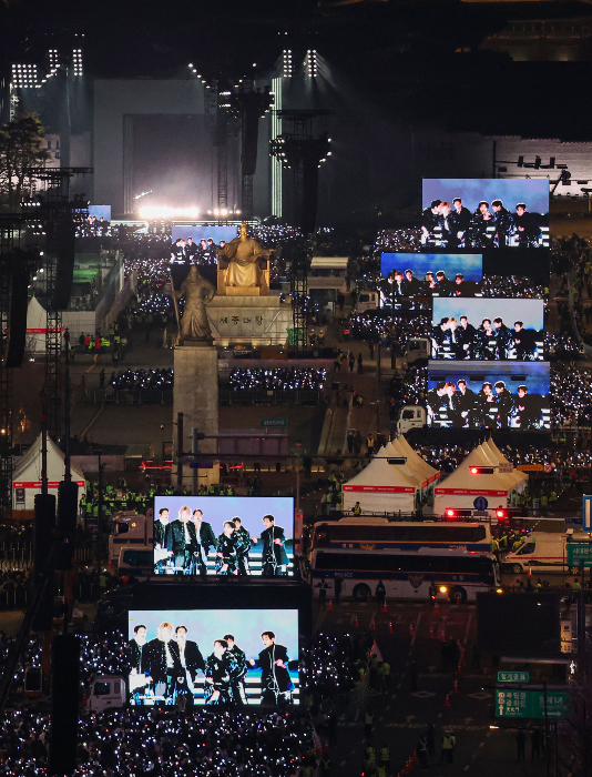 방탄소년단(BTS)이 지난 21일 서울 종로구 광화문광장에서 'BTS 컴백 라이브: 아리랑(ARIRANG)' 공연을 하고 있다. /사진=뉴시스