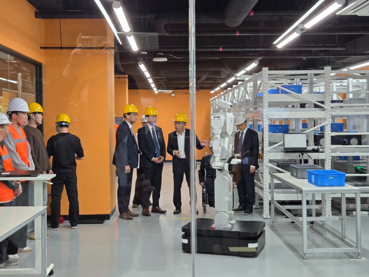 배경훈 부총리 겸 과학기술정보통신부장관이 23일 카이스트 AI 실증랩 현장에서 설명을 듣고 있다./사진=이찬종 기자